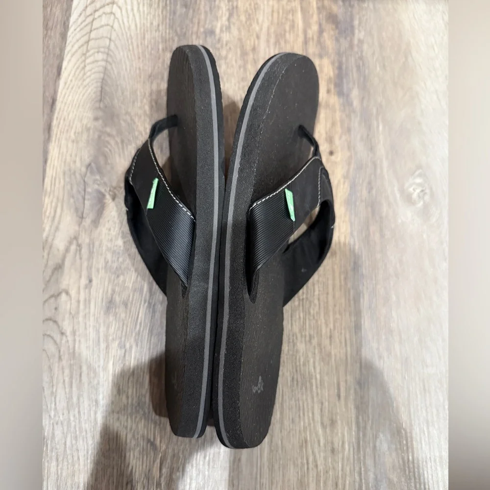 Sanuk black flip flops. Men's size‎ 6-7
